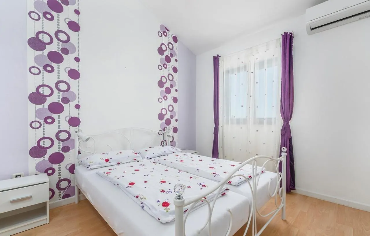 Apartment Viva With Shared Pool Kaštelir