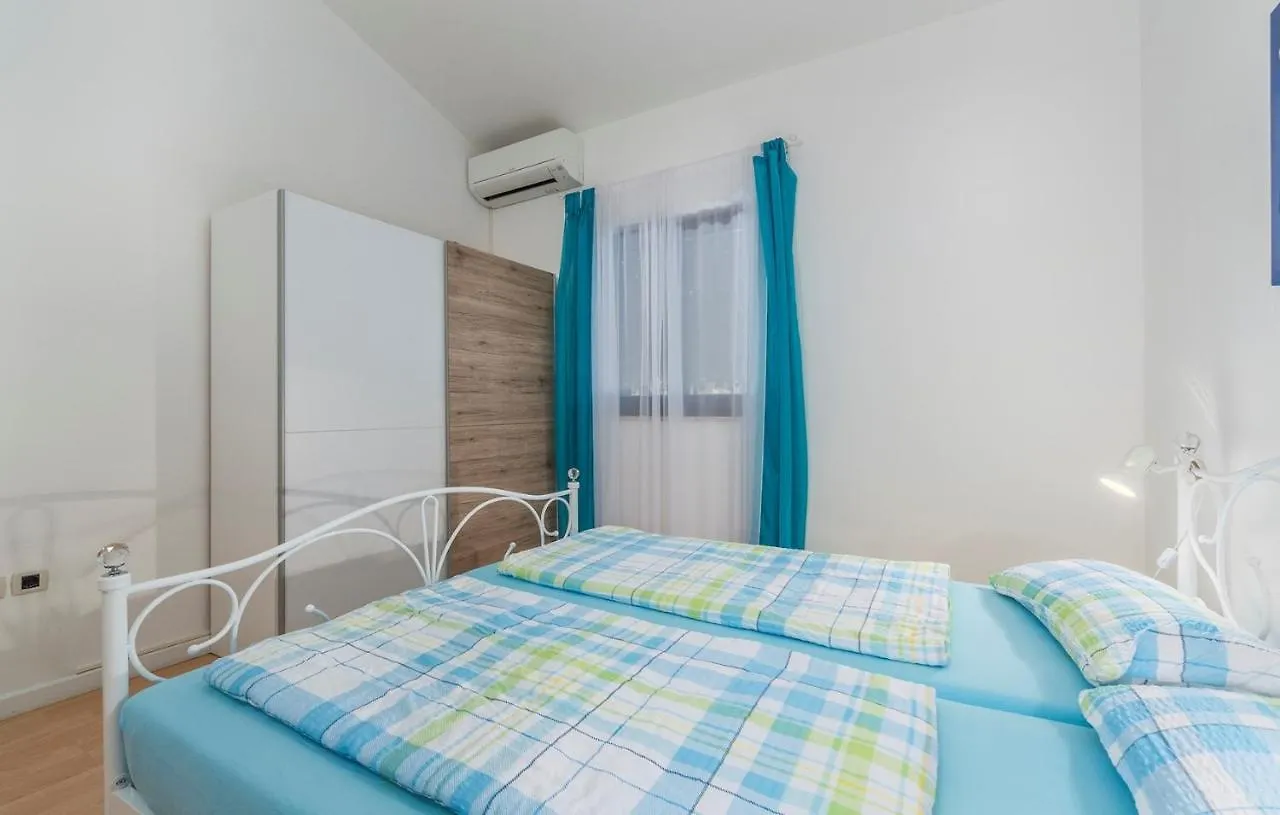 Apartment Viva With Shared Pool Kaštelir