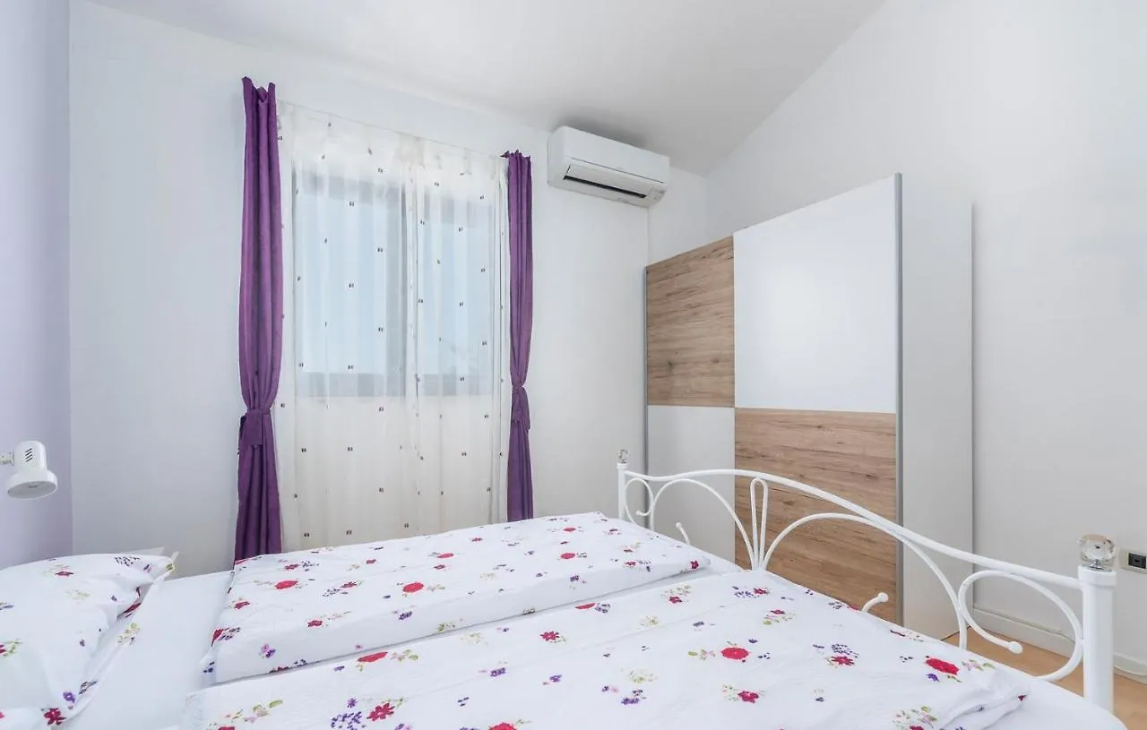 Apartment Viva With Shared Pool Kaštelir 0*,