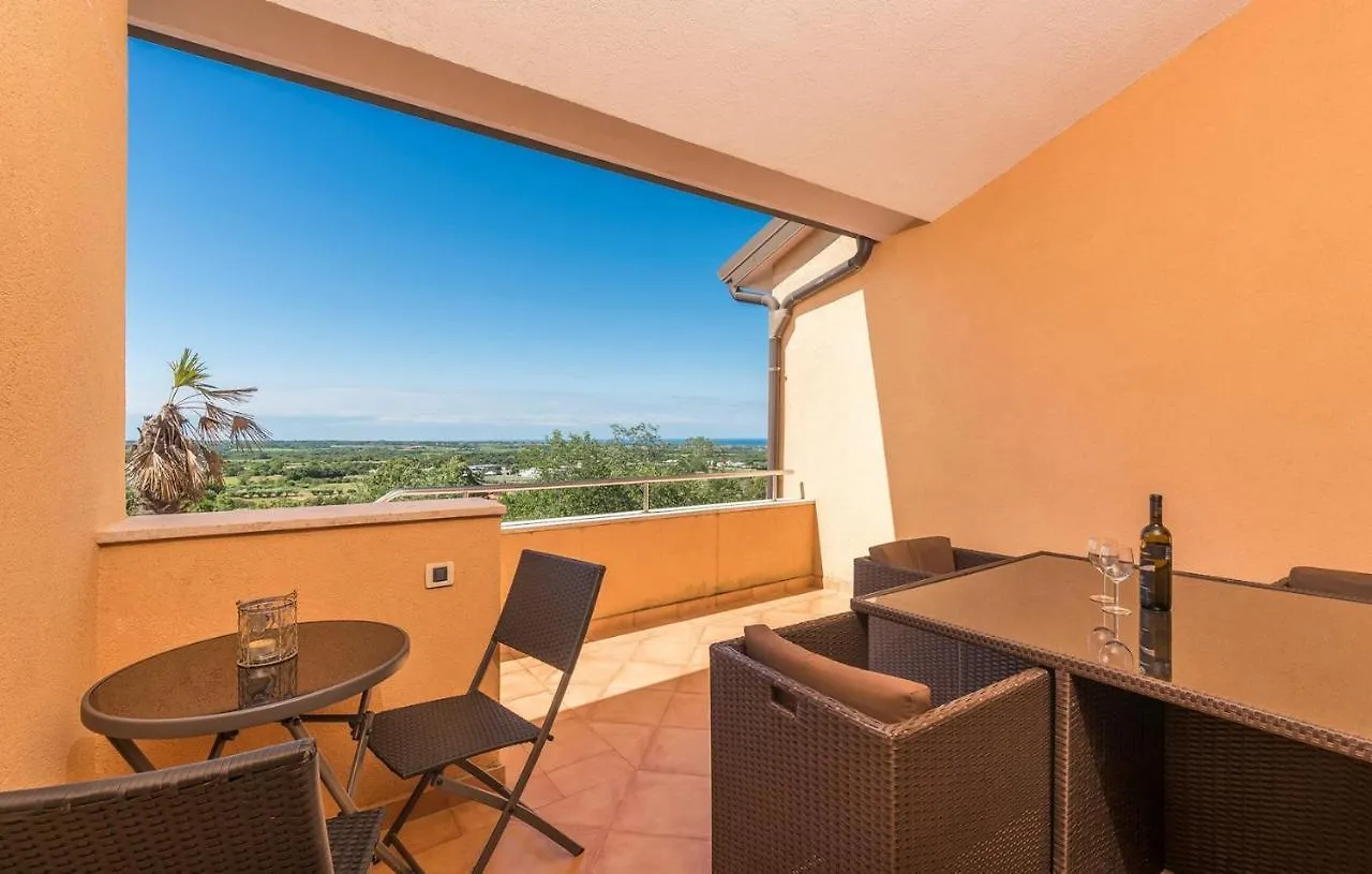 Apartment Viva With Shared Pool Kaštelir