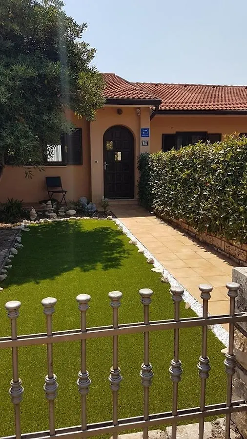 Apartment Viva With Shared Pool Kaštelir