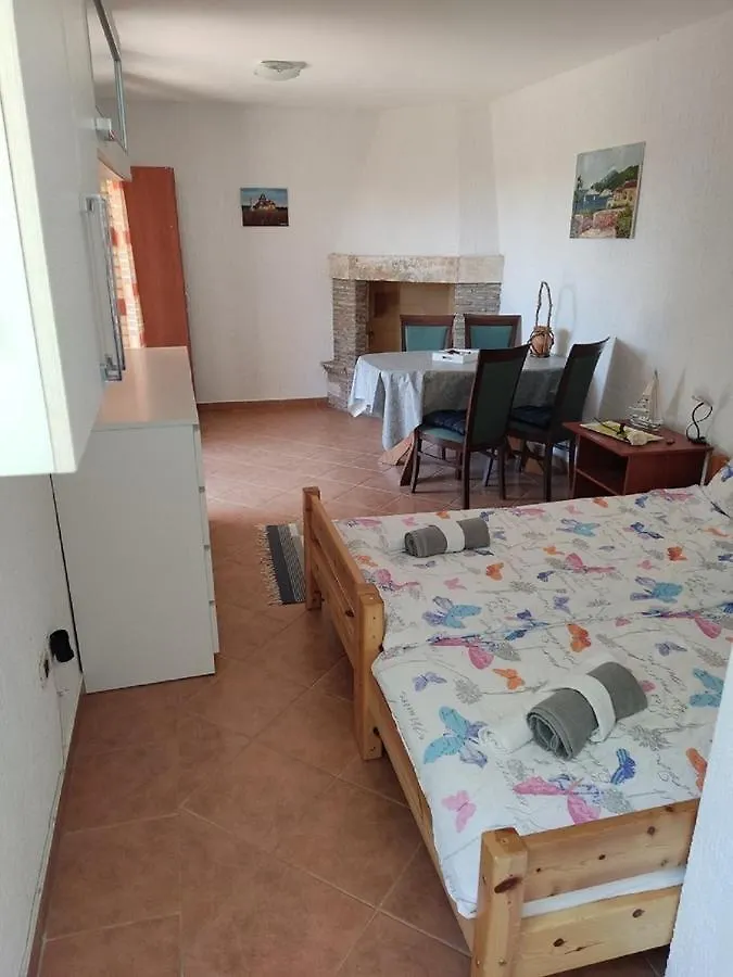 Apartment Viva With Shared Pool Kaštelir